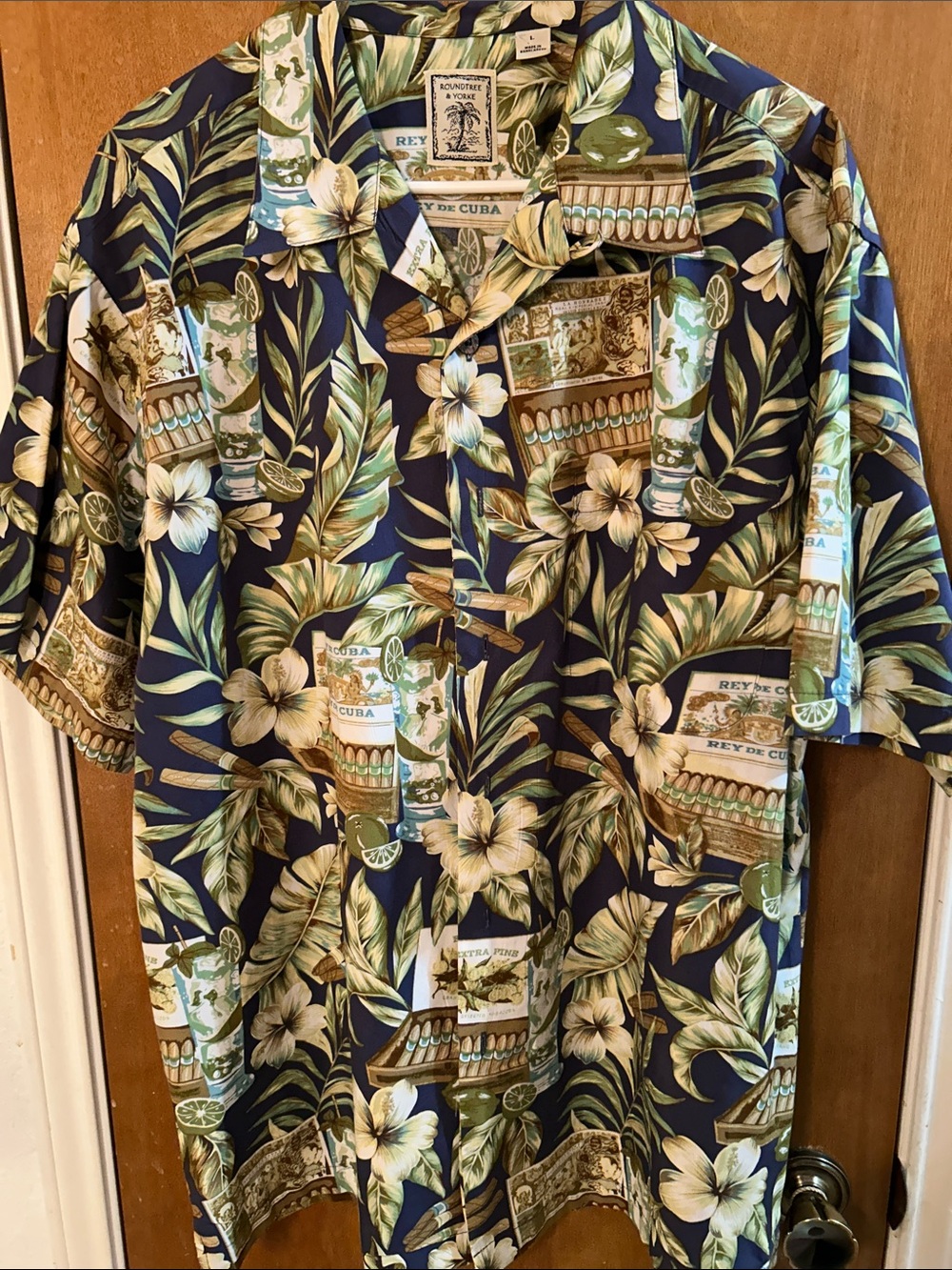 Men’s Tropical Floral Cubana Shirt with wooden buttons. L like new